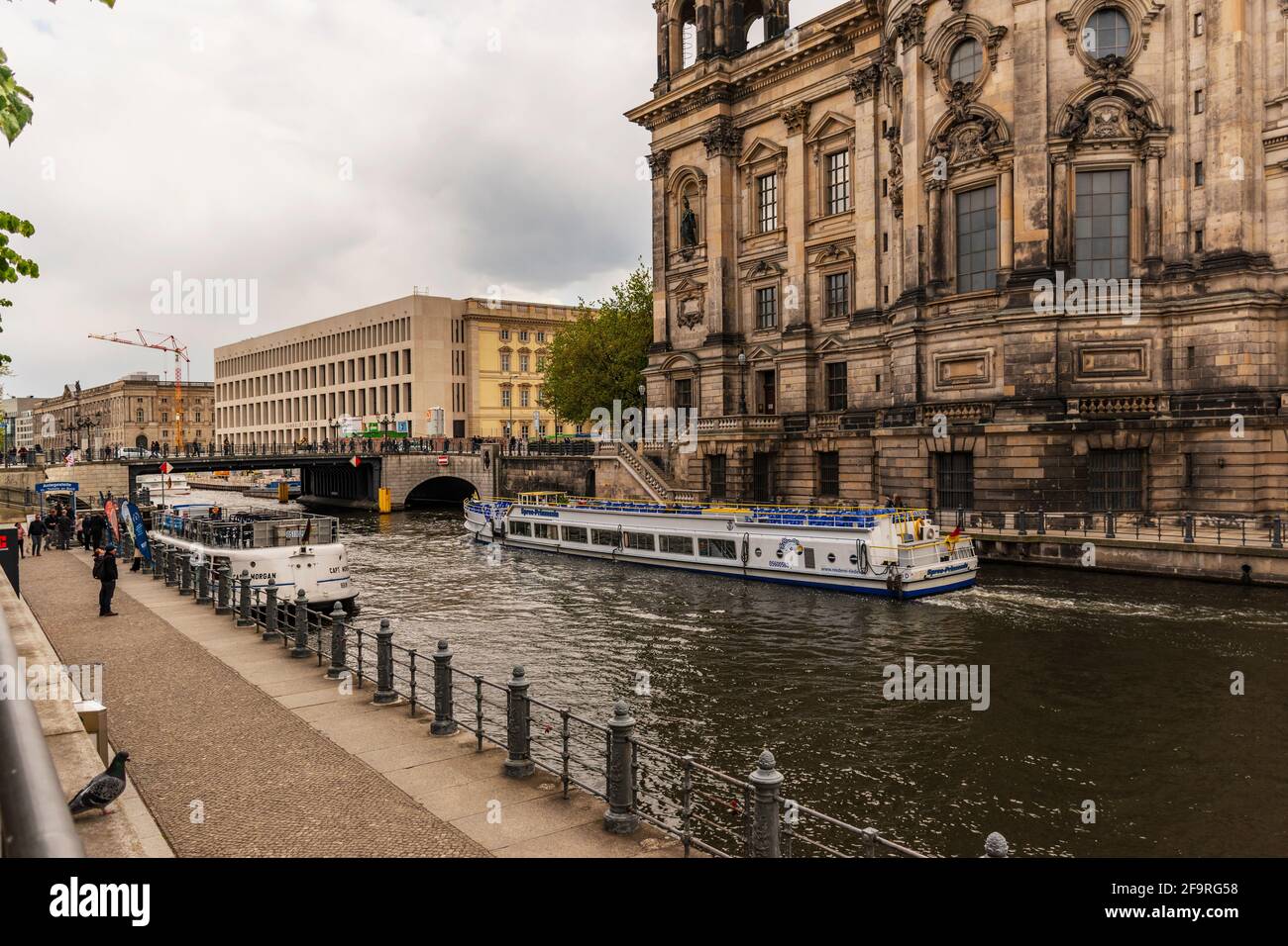13. Mai 2019 Berlin, Deutschland - schöne Aussicht auf den historischen Berliner Dom auf der berühmten Museumsinsel mit Ausflugsboot Stockfoto