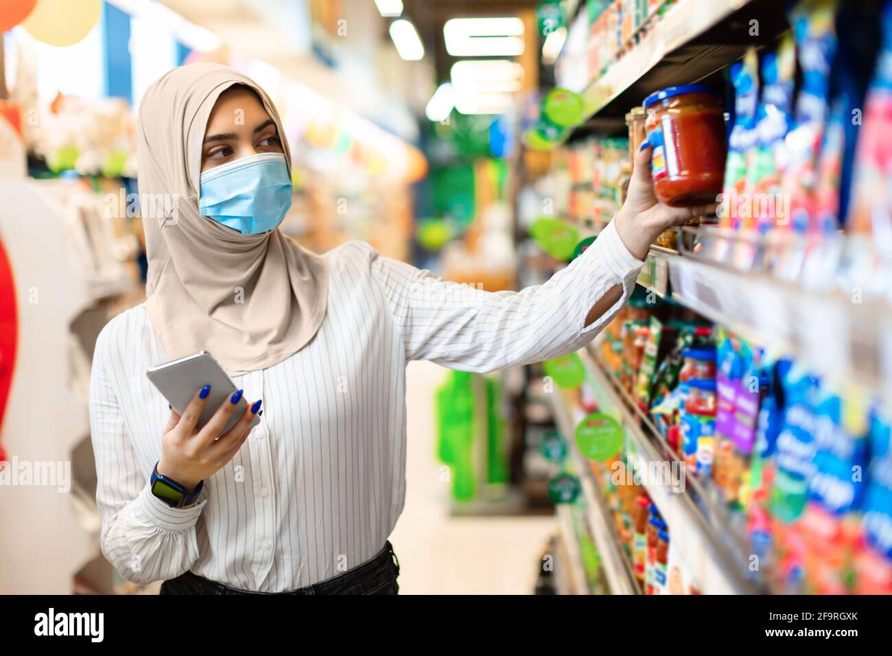 Muslimische Dame Mit Smartphone Lebensmittel Im Supermarkt Lebensmittelgeschäft Kaufen Stockfoto