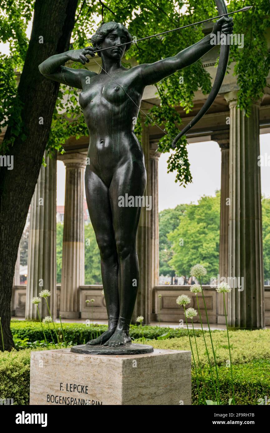 13. Mai 2019 Berlin, Deutschland - Bogenschützin, 1905/1906 Bronze von Ferdinand Lepcke. Der Kolonnadenpark der Museumsinsel in Berlin, Deutschland Stockfoto