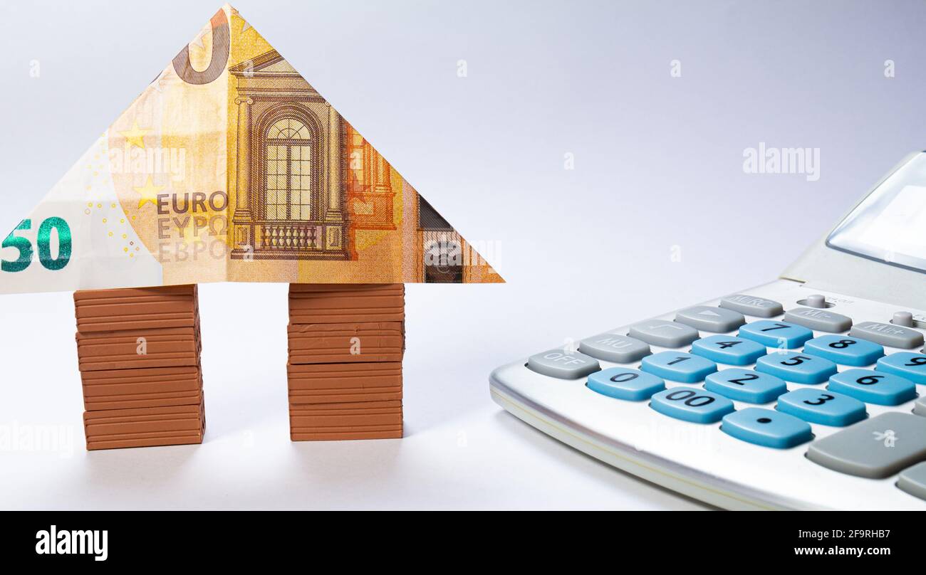 Haus aus Ziegelstapeln mit einem 50 Euro Schein als Dach. Home Darlehen Immobilien für Hypothek Konzept. Stockfoto