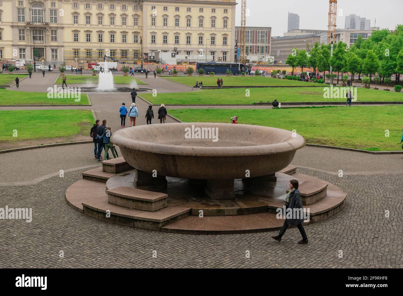 13. Mai 2019 Berlin, Deutschland - die Granitschale (auch bekannt als das biedermeierwunder der Welt) im Lustgarden auf der Berliner Museumsinsel Stockfoto