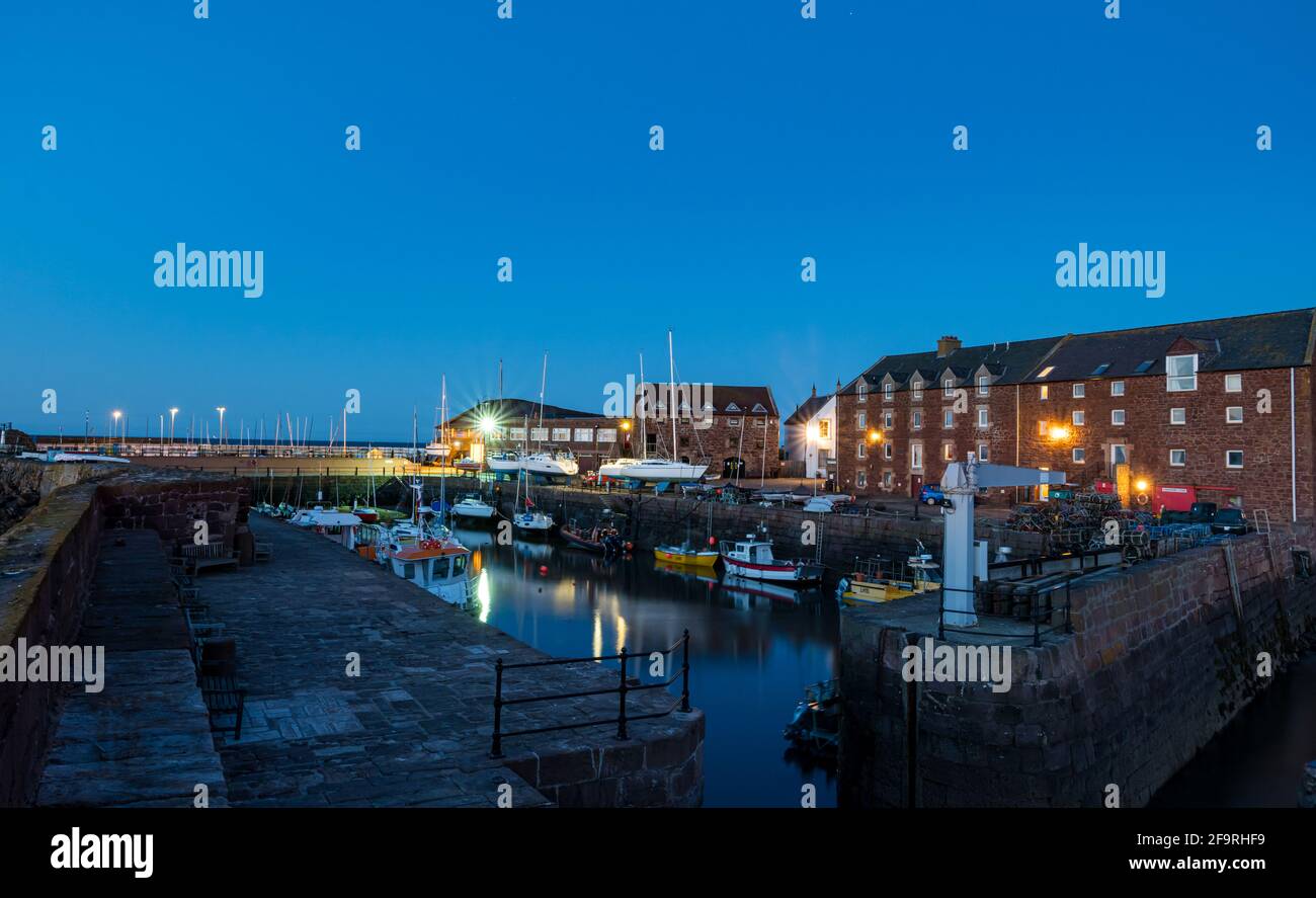 Blick auf den Hafen von North Berwick bei Nacht mit klarem Abendhimmel, East Lothian, Schottland, Großbritannien Stockfoto