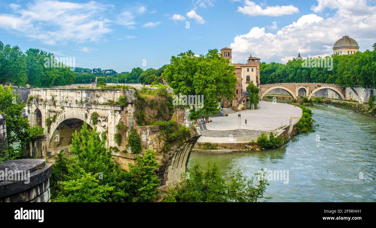 Isola Tiberina ist die grösste Insel der tibera Fluss in Rom. Diese kleine Insel ist attraktiven touristischen Ort auf dem Weg Bezirk Trastevere. Stockfoto