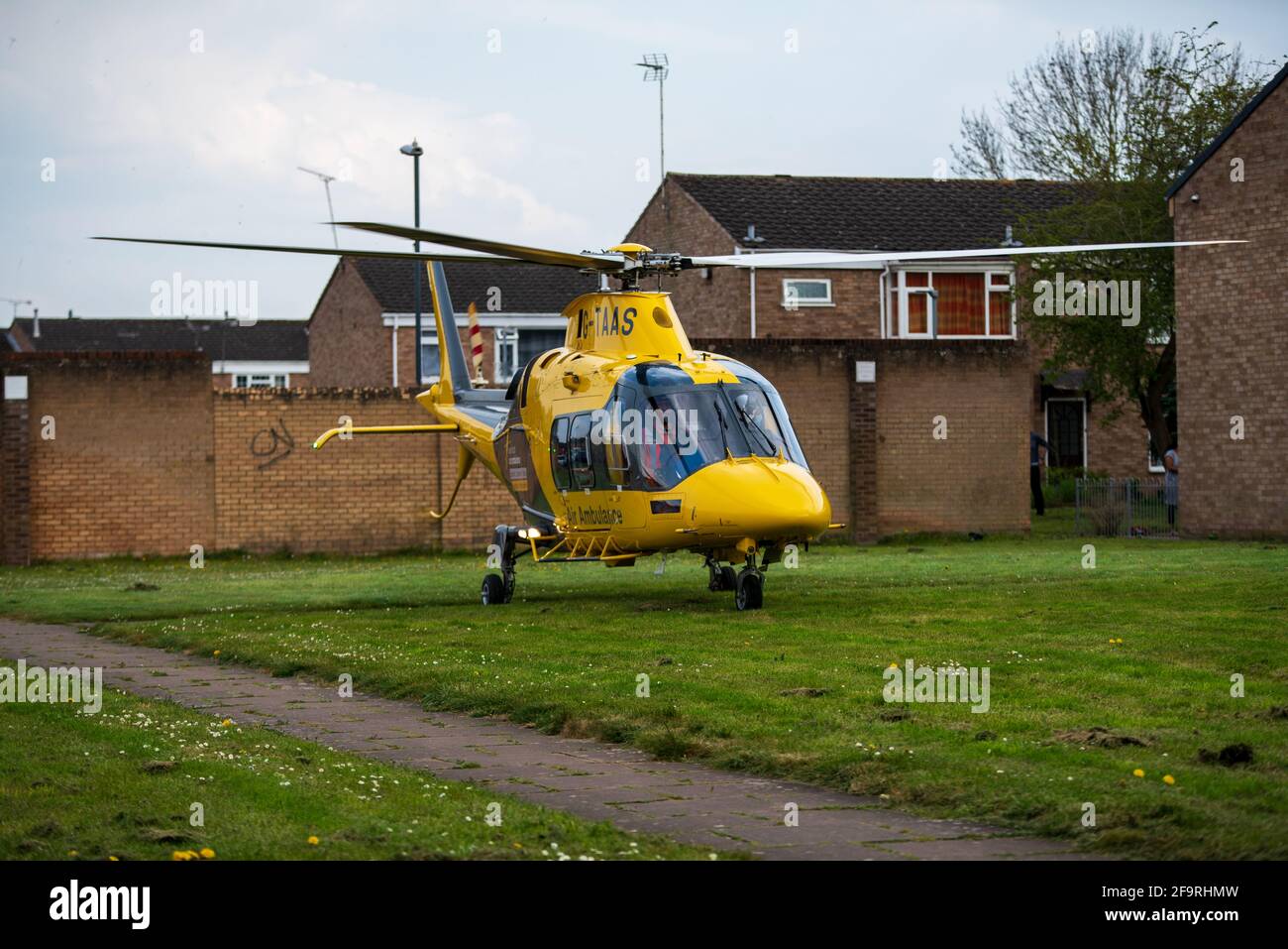 Sydenham Estate, Leamington Spa, Großbritannien. 20. April 2021: Warwickshire und Northamptonshire Air Ambulance wurden am Dienstagnachmittag zu einem Absturz an der Kreuzung von Gainsborough Drive und Sydenham Drive auf dem Sydenham Estate of South Leamington gebracht. Ein Motorradfahrer war beteiligt, und es ist bekannt, dass der Fahrer per Landarztwagen ins Krankenhaus gebracht wurde. Kredit: Ryan Underwood / Alamy Live Nachrichten Stockfoto