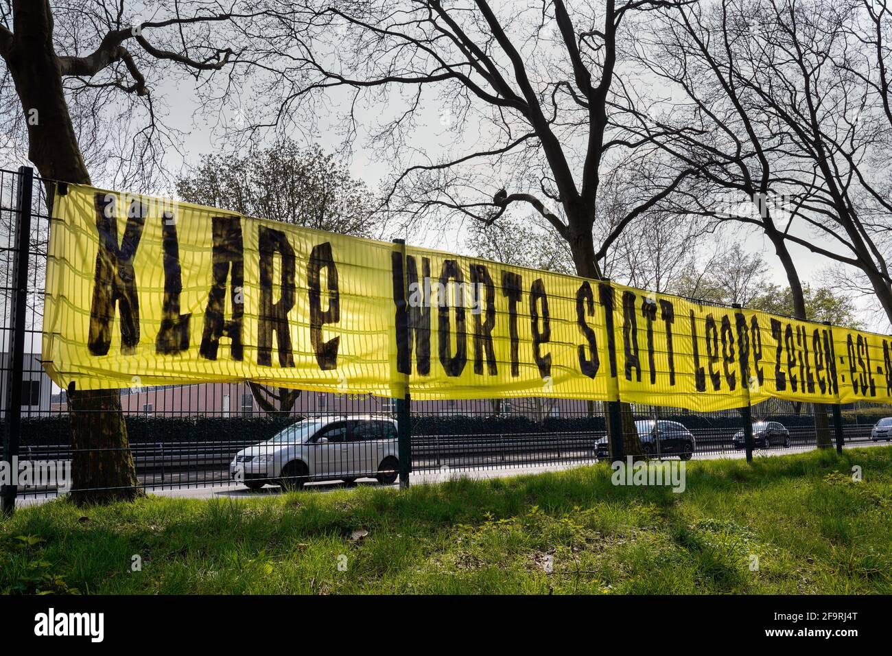 Dortmund, 20. April 2021: Banner mit der Aufschrift KLARE WORTE STATT LEERE ZEILEN: ESL ABBRECHEN JETZT UND FÜR IMMER. Aus Protest gegen die Einführung der neuen EUROPÄISCHEN SUPERLEAGE ESL hängten Fans des BVB Borussia Dortmund das Banner vor dem BVB-Büro am Dortmunder Rheinlanddamm (B1) auf. ---- Banner mit der Aufschrift KLARE WORTE STATT LEERE ZEILEN: ESL-ABSAGE JETZT UND FÜR IMMER. Aus Protest gegen die Einführung der neuen EUROPEAN SUPER LEAGE ESL haben Fans des BVB Borussia Dortmund das Banner mit der Herausforderung an den Verein vor der Geschäftsstelle des BVB Stockfoto