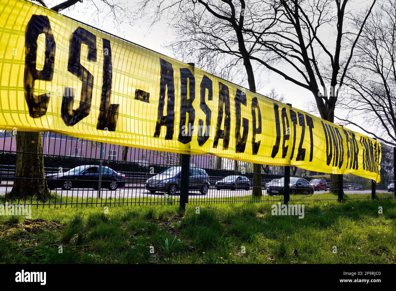 Dortmund, 20. April 2021: Banner mit der Aufschrift KLARE WORTE STATT LEERE ZEILEN: ESL ABBRECHEN JETZT UND FÜR IMMER. Aus Protest gegen die Einführung der neuen EUROPÄISCHEN SUPERLEAGE ESL hängten Fans des BVB Borussia Dortmund das Banner vor dem BVB-Büro am Dortmunder Rheinlanddamm (B1) auf. ---- Banner mit der Aufschrift KLARE WORTE STATT LEERE ZEILEN: ESL-ABSAGE JETZT UND FÜR IMMER. Aus Protest gegen die Einführung der neuen EUROPEAN SUPER LEAGE ESL haben Fans des BVB Borussia Dortmund das Banner mit der Herausforderung an den Verein vor der Geschäftsstelle des BVB Stockfoto