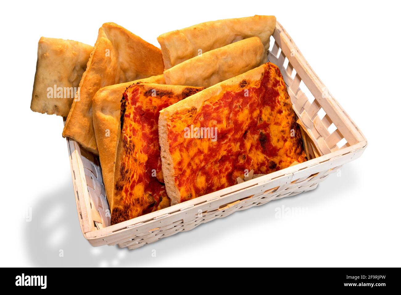 Quadratische Scheiben rote Pizza und Focaccia in weißem Holzkorb isoliert auf weiß, Draufsicht Stockfoto