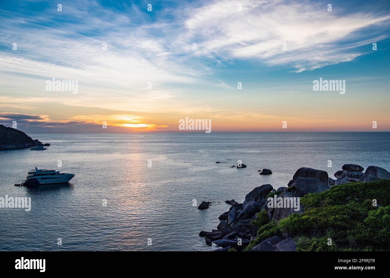 Katamaran-Tauchboot vor Anker auf den Similan Inseln in Thailand Stockfoto