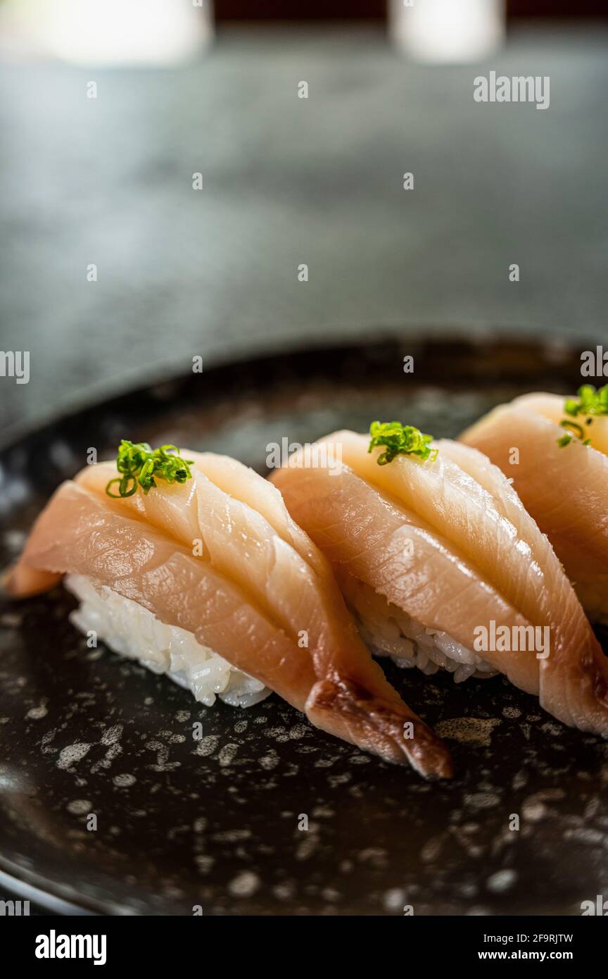 Hamachi-Sushi in der Sushi-Bar im Norden Thailands Stockfoto