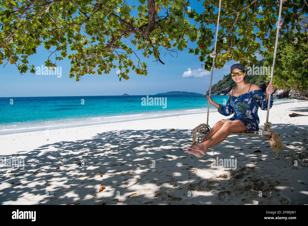 Frau genießt eine Schaukel am Strand von Similan inseln Stockfoto