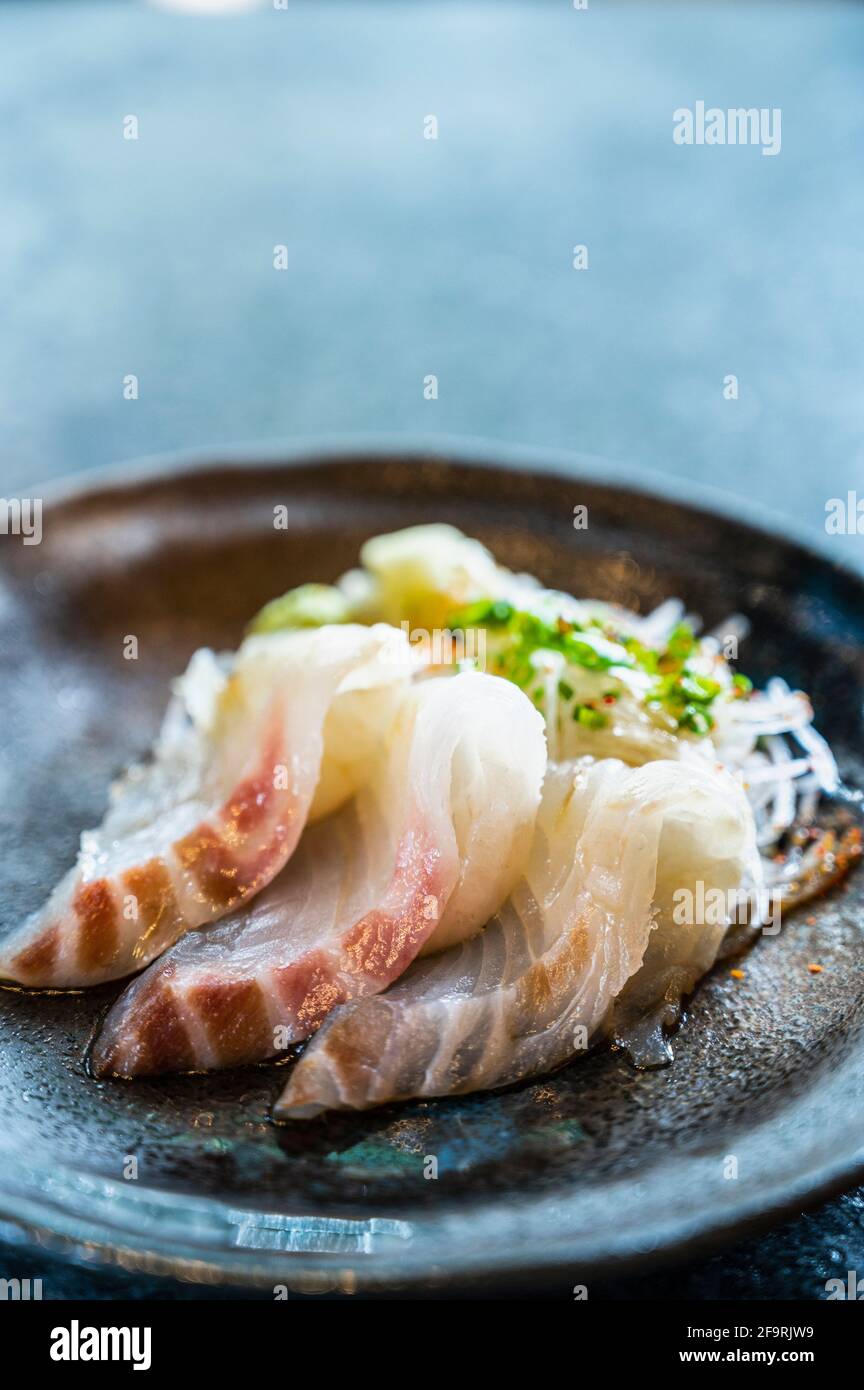 Madai oder Seebrasse Sashimi in der Sushi-Bar im Norden Thailand Stockfoto
