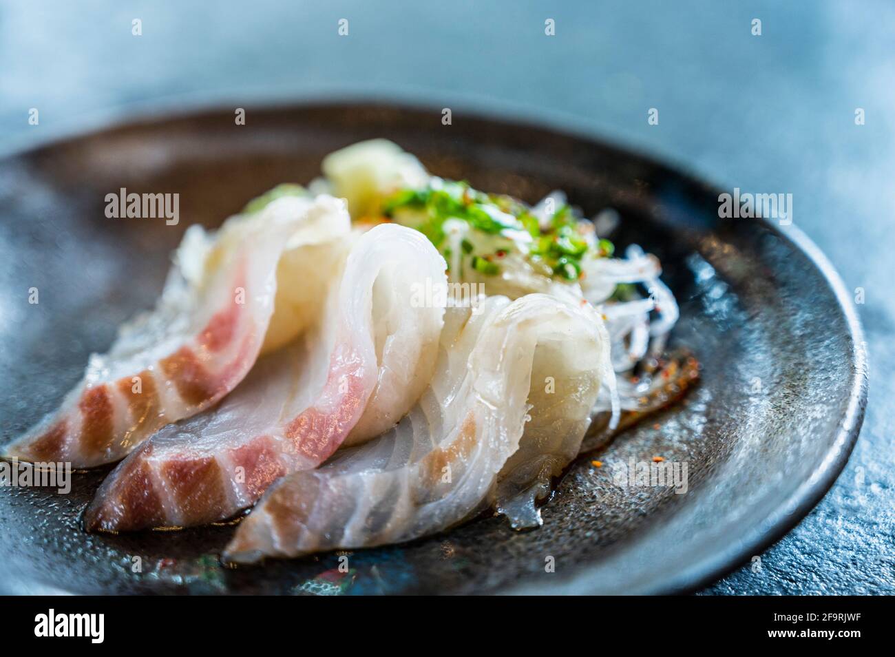Madai oder Seebrasse Sashimi in der Sushi-Bar im Norden Thailand Stockfoto