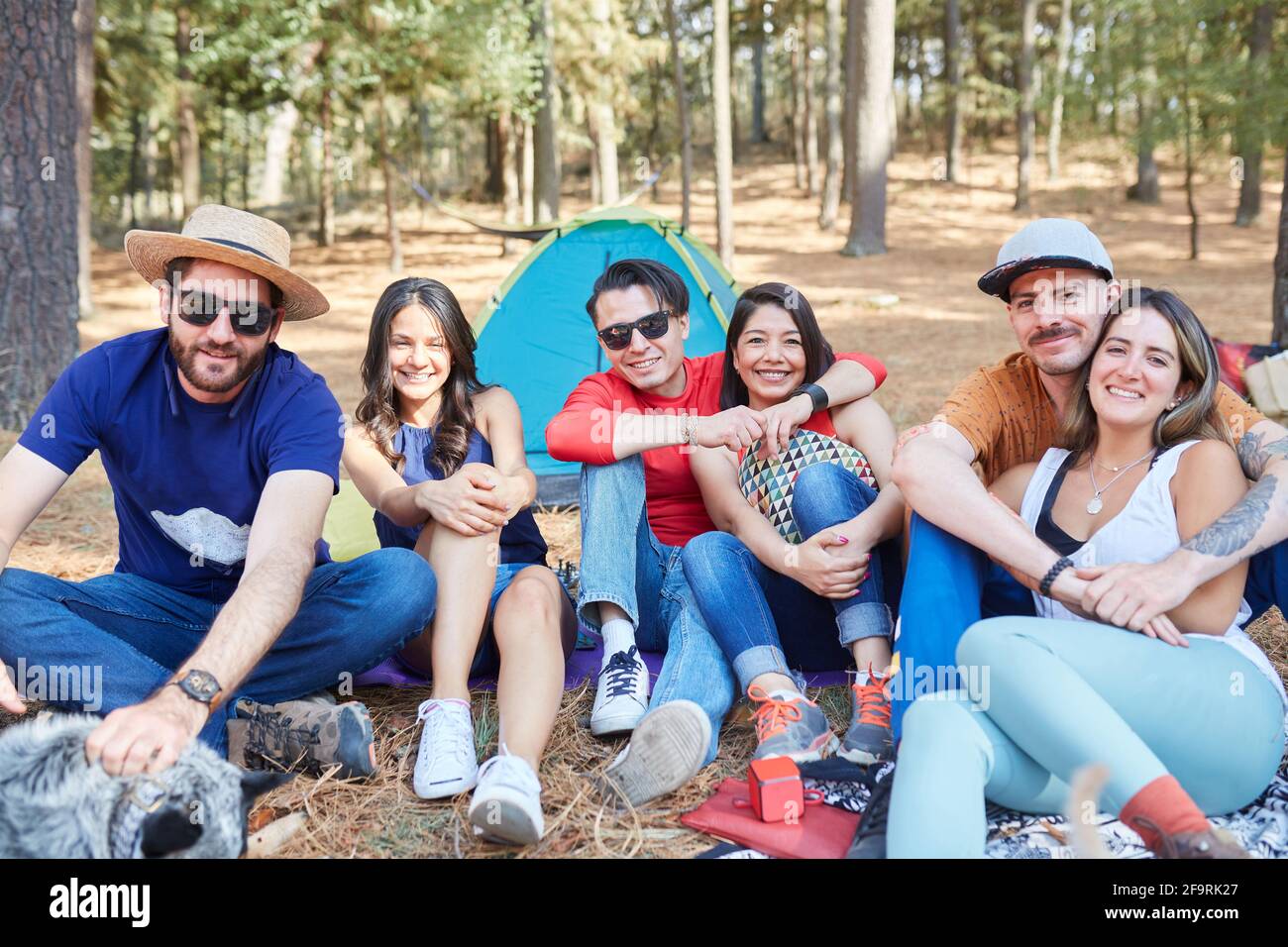 Eine Gruppe von Freunden, die eine schöne Zeit außerhalb ihres Zeltes hatten Stockfoto