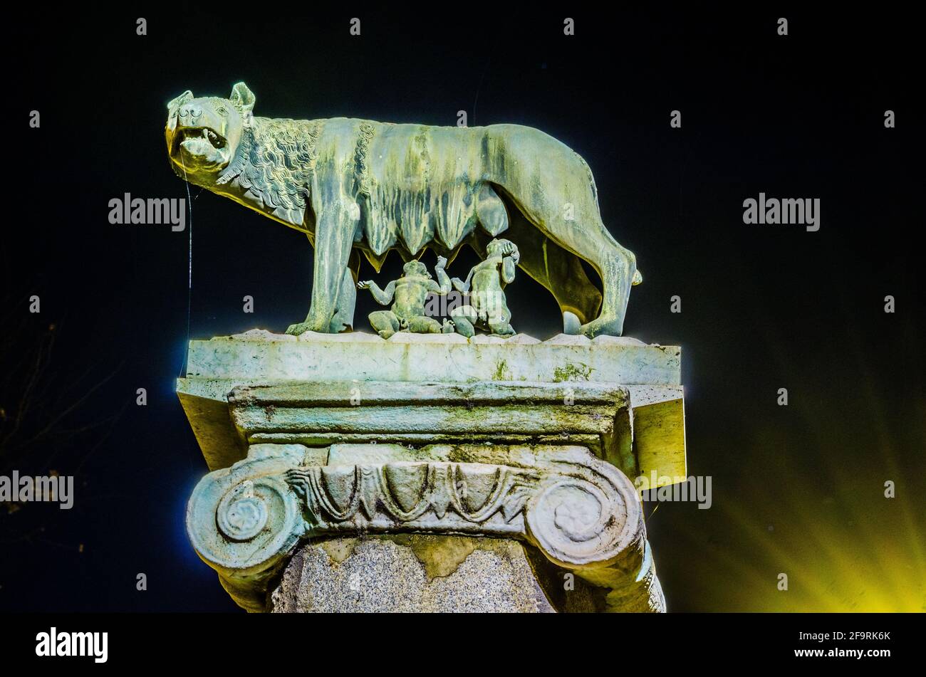 Nachts-Detail des Symbols von rom: Sie-Wolf stillt romulus und remus Stockfoto