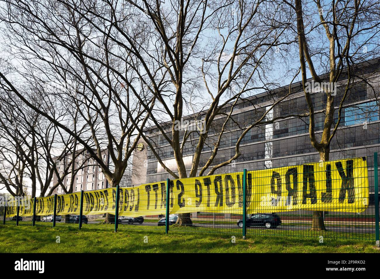 Dortmund, 20. April 2021: Banner mit der Aufschrift KLARE WORTE STATT LEERE ZEILEN: ESL ABBRECHEN JETZT UND FÜR IMMER. Aus Protest gegen die Einführung der neuen EUROPÄISCHEN SUPERLEAGE ESL hängten Fans des BVB Borussia Dortmund das Banner vor dem BVB-Büro am Dortmunder Rheinlanddamm (B1) auf. ---- Banner mit der Aufschrift KLARE WORTE STATT LEERE ZEILEN: ESL-ABSAGE JETZT UND FÜR IMMER. Aus Protest gegen die Einführung der neuen EUROPEAN SUPER LEAGE ESL haben Fans des BVB Borussia Dortmund das Banner mit der Herausforderung an den Verein vor der Geschäftsstelle des BVB Stockfoto