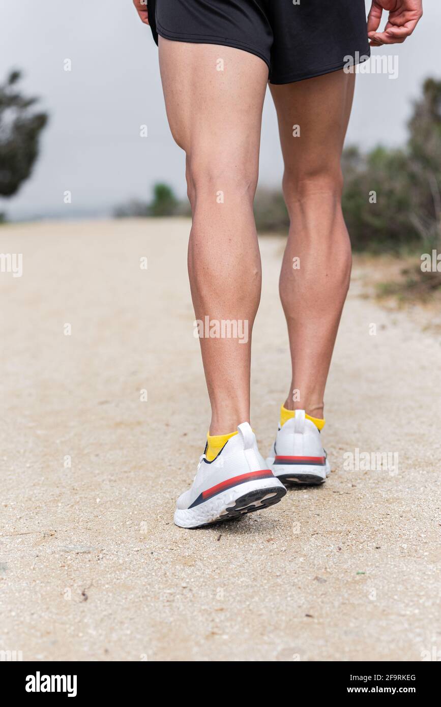Nahaufnahme der Beine eines Läufers vor dem Start des Rennens. Stockfoto