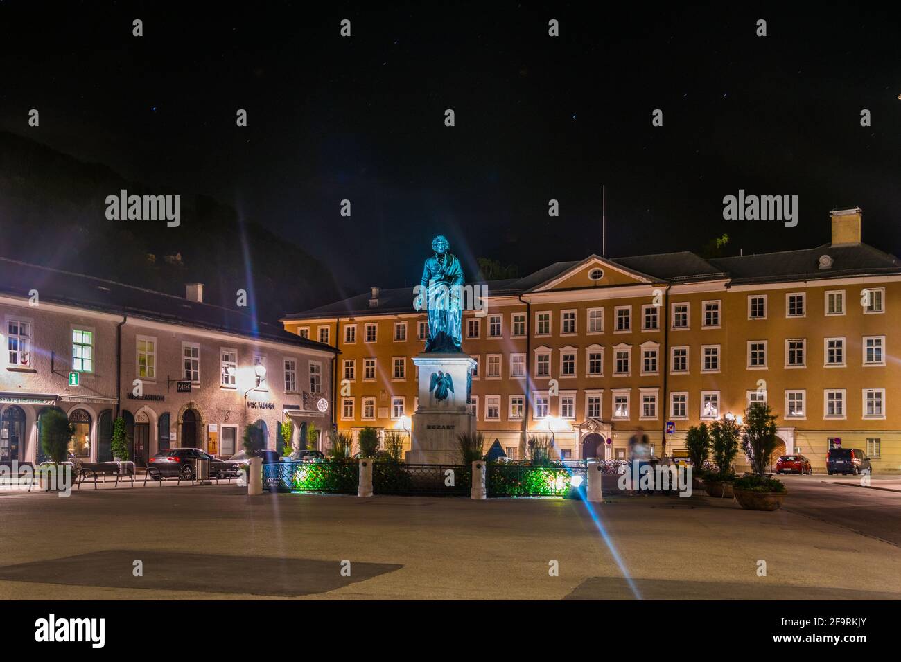 Nachtansicht des Mozartplatzes im historischen Teil der österreichischen Stadt Salzburg. Stockfoto