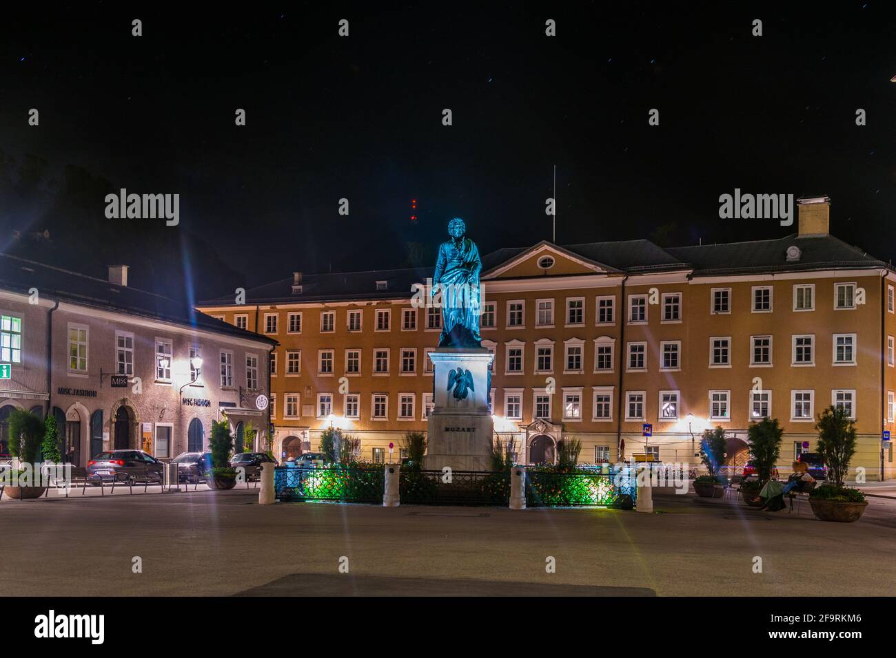 Nachtansicht des Mozartplatzes im historischen Teil der österreichischen Stadt Salzburg. Stockfoto