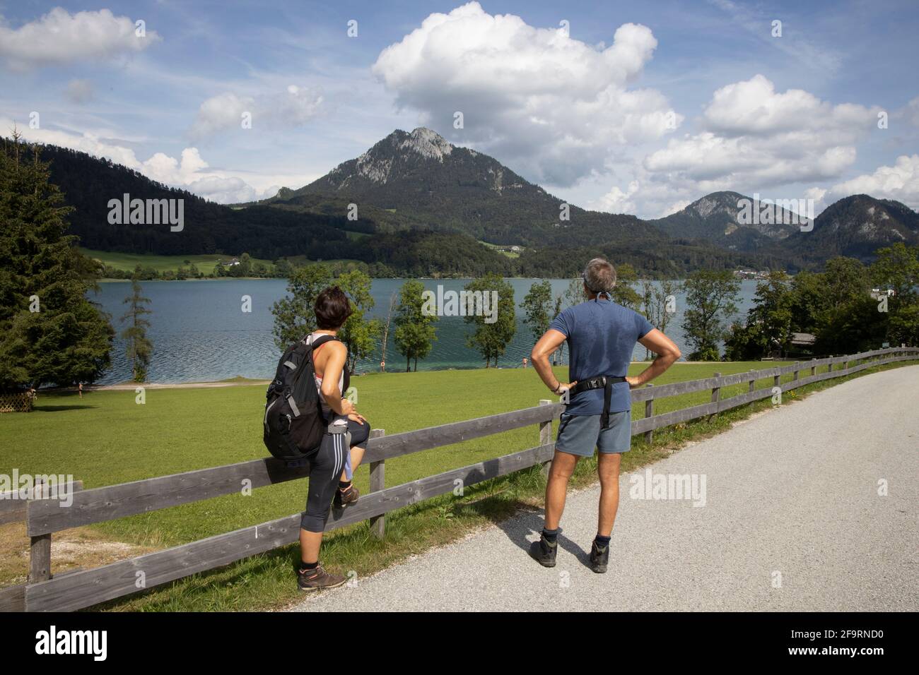 Rückansicht eines Ehepaares mit mittlerem Erwachsenen, das am Fuschl-See in Fuschl, Salzburg, Salzkammergut, Österreich, Europa, steht. Stockfoto
