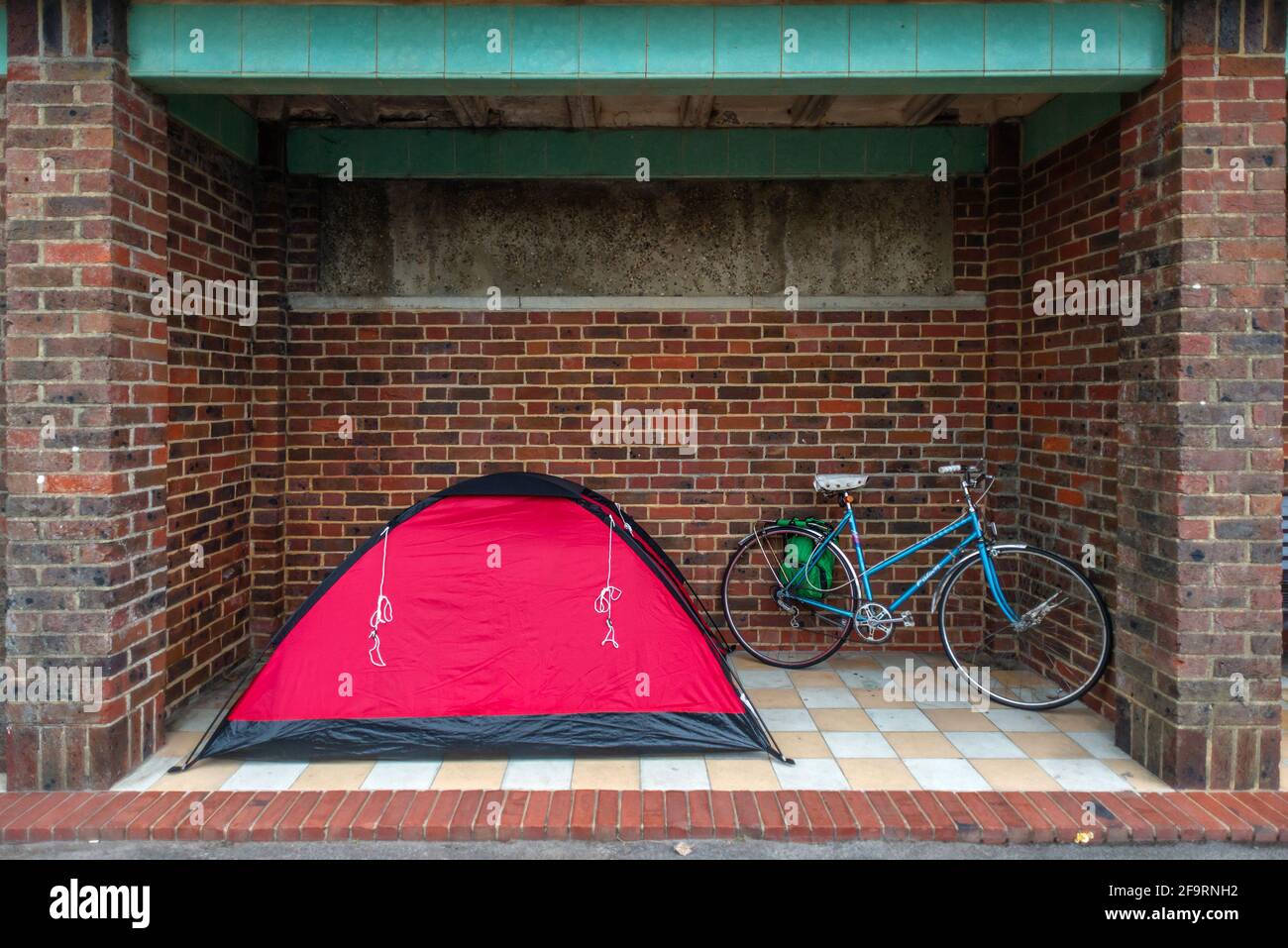 Littlehampton, 10. April 2021: Zelt und Fahrrad eines Obdachlosen in der Nähe der Strandpromenade von Littlehampton Stockfoto