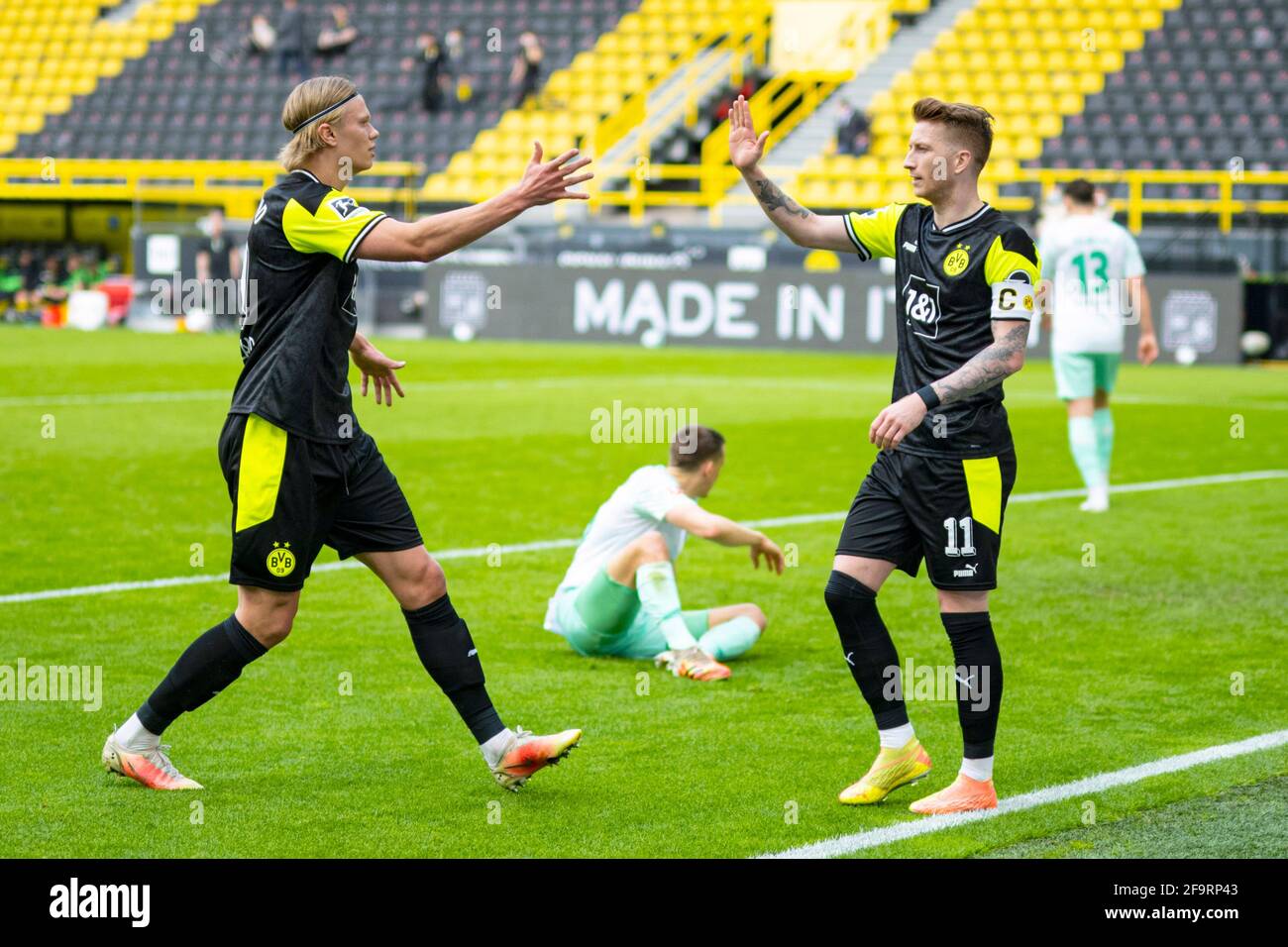 Jubel Erling HAALAND (DO) mit Marco REUS r.. (DO) nach seinem Tor auf 3: 1 Fußball 1. Bundesliga, 29. Spieltag, Borussia Dortmund (DO) - SV Werder Bremen (HB) 4: 1, am 18. April 2021 in Dortmund. Foto: David Inderlied/Kirchner-Media via Fotoagentur SVEN SIMON # die DFL-Vorschriften verbieten die Verwendung von Fotografien als Bildsequenzen und/oder quasi-Video # nur zur redaktionellen Verwendung # Nationale und Internationale Nachrichtenagenturen OUT ¬ zur Nutzung weltweit Stockfoto