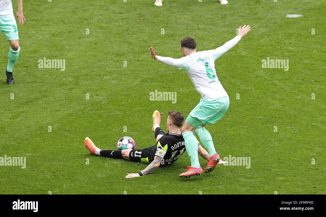 Marco REUS (DO) gegen Kevin MOEHWALD (MOHWALD) (HB), Action, Duelle, Fußball 1. Bundesliga, 29. Spieltag, Borussia Dortmund (DO) - SV Werder Bremen (HB) 4: 1, am 18. April 2021 in Dortmund/Deutschland. Foto: Ralf Ibing/firo Sportphoto/Pool via Fotoagentur SVEN SIMON # die DFL-Bestimmungen verbieten die Verwendung von Fotos als Bildsequenzen und/oder quasi-Video # nur zur redaktionellen Verwendung # Nationale und Internationale Nachrichtenagenturen ONLINE Nutzung weltweit Stockfoto