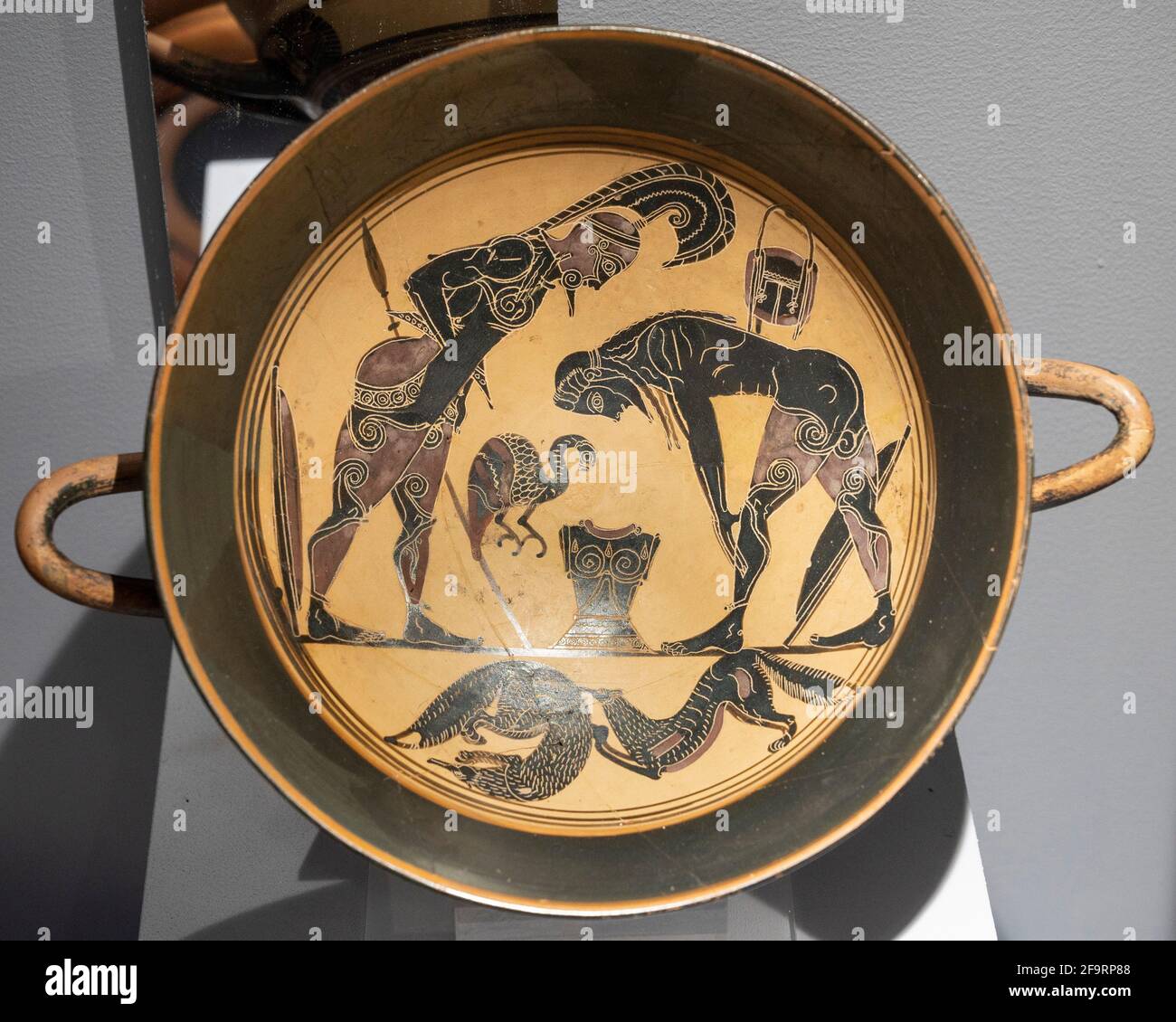 Rom. Italien. Lakonische Schwarzfigur-Kylix, 550-525 v. Chr. In der Mitte des Beckens sind zwei bewaffnete Krieger dargestellt, einer steht rechts und der andere Stockfoto