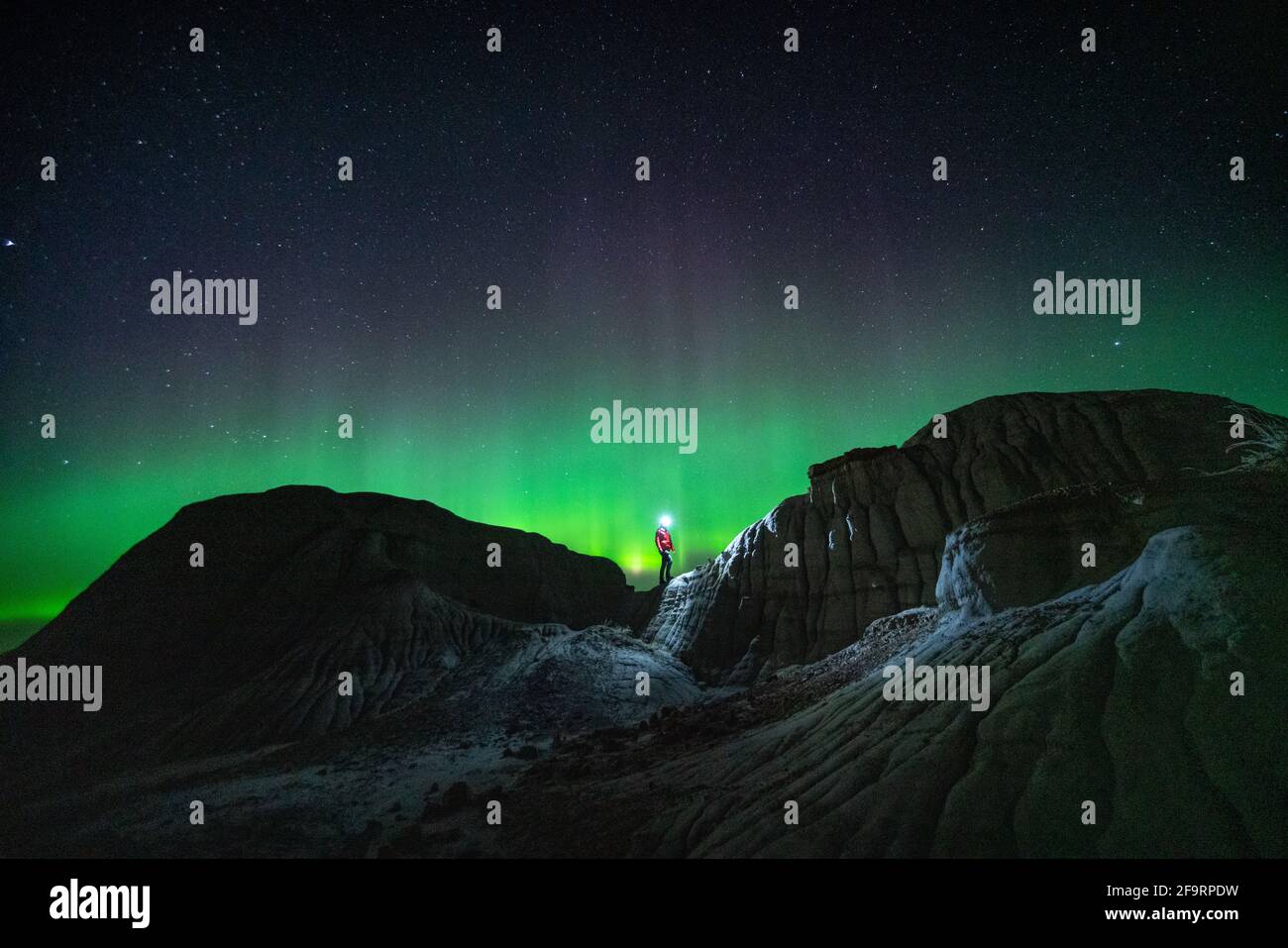 Erkunden Sie Den Dinosaur Provincial Park Unter Aurora Borealis Stockfoto