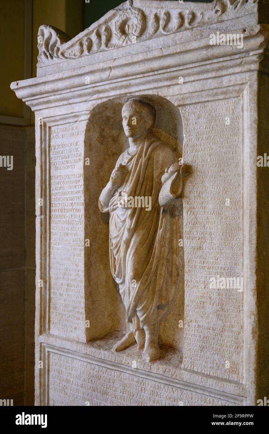 Rom. Italien. Grabaltar von Quintus Sulpicius Maximus. Der junge Dichter starb kurz nach dem Gewinn des Kapitolinischen Certamens von 94 n. Chr. Der Text von ihm Stockfoto