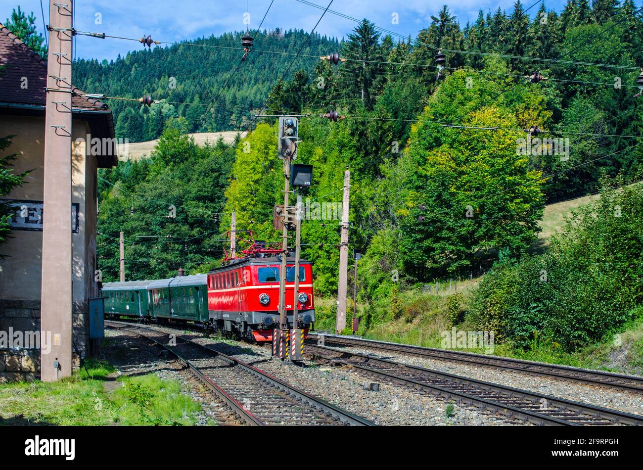 Ein Zug fährt in den bahnhof breitenstein am semmering ein, der zur berühmten semmeringbahn in österreich gehört, die zum unesco-Welterbe gehört Stockfoto