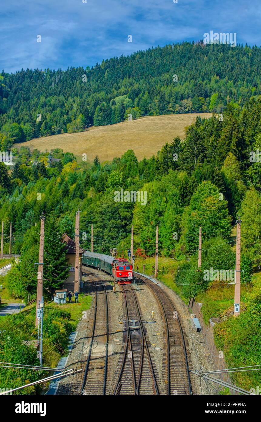 Ein Zug fährt in den bahnhof breitenstein am semmering ein, der zur berühmten semmeringbahn in österreich gehört, die zum unesco-Welterbe gehört Stockfoto