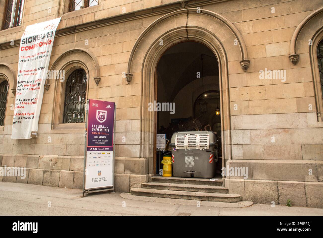 Die Türen der Universität mit Barrikaden während der Demonstration gesehen.die Union of Students of the Catalan Countries (SEPC), die Association of Progressive Students (AEP) und andere Gruppen von Studenten, haben gegen den Rektor der Universität Barcelona (UB) protestiert. Im Rahmen der Kampagne „Engagement gegen die Bildungskrise“ forderten sie die Rektoren auf, notwendige Veränderungen für einen gerechteren Zugang zu höherer Bildung und weniger „Kommerzialisierung“ des Sektors zu fördern. Die Studenten haben versichert, dass sie die Universität erst verlassen werden, wenn sie eine Antwort vom Rektor erhalten haben. Stockfoto