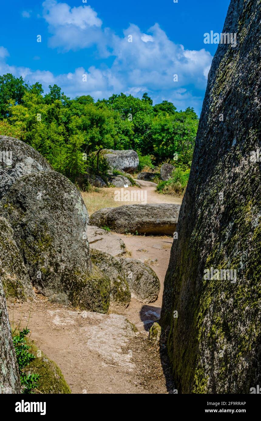 Große Felsbrocken in der Steinformation von Bulgarien bekannt als Beglik Tash ähneln dem berühmten britischen stonehenge, der wahrscheinlich auch serviert wurde Für mystische Zwecke Stockfoto