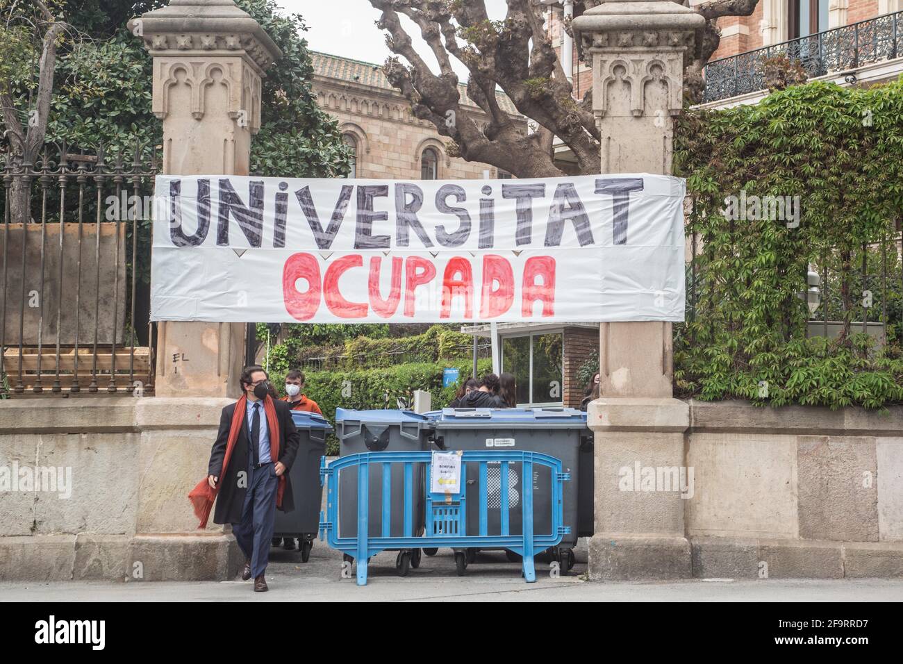 Barcelona, Spanien, 20/04/2021, Barrikaden am Eingang der Universität mit einem Banner mit der Aufschrift, Universität besetzt, während der Demonstration gesehen.die Union der Studenten der katalanischen Länder (SEPC), die Vereinigung der progressiven Studenten (AEP) und andere Gruppen von Studenten, haben gegen den Rektor der Universität Barcelona (UB) protestiert. Im Rahmen der Kampagne „Engagement gegen die Bildungskrise“ forderten sie die Rektoren auf, notwendige Veränderungen für einen gerechteren Zugang zu höherer Bildung und weniger „Kommerzialisierung“ des Sektors zu fördern. Die Studenten haben versichert, dass sie n werden Stockfoto