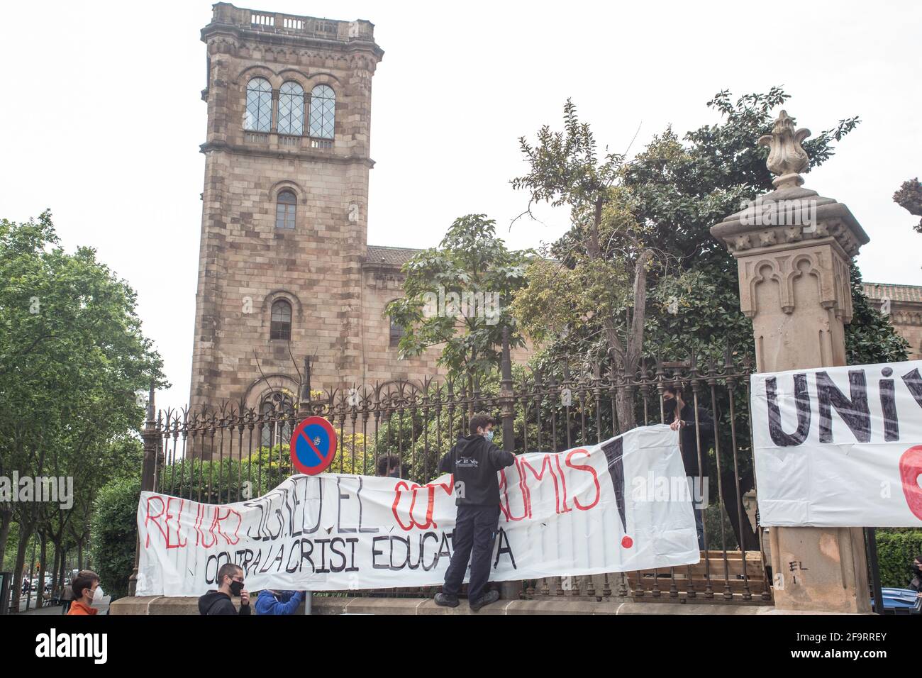 Barcelona, Spanien, 20/04/2021, Demonstranten, die während der Demonstration am Eingang der Universität Transparente aufhängten.die Union der Studenten der katalanischen Länder (SEPC), die Vereinigung der progressiven Studenten (AEP) und andere Gruppen von Studenten haben gegen den Rektor der Universität Barcelona (UB) protestiert. Im Rahmen der Kampagne „Engagement gegen die Bildungskrise“ forderten sie die Rektoren auf, notwendige Veränderungen für einen gerechteren Zugang zu höherer Bildung und weniger „Kommerzialisierung“ des Sektors zu fördern. Die Studenten haben versichert, dass sie die Universität nicht verlassen werden Stockfoto