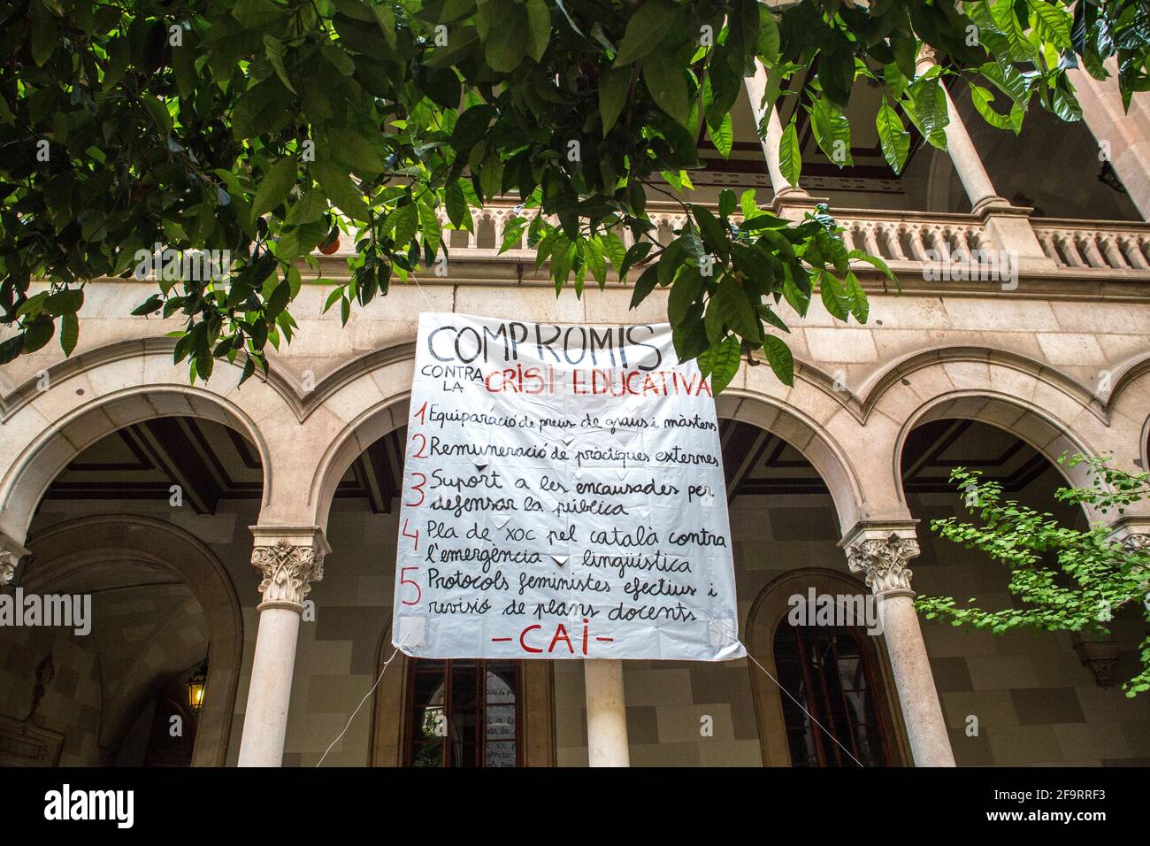 Barcelona, Spanien, 20/04/2021, EIN Banner, auf dem die Meinung der Studenten während der Demonstration in der Universität hing.die Union of Students of the Catalan Countries (SEPC), die Association of Progressive Students (AEP) und andere Studentengruppen protestierten gegen den Rektor der Universität Barcelona (UB). Im Rahmen der Kampagne „Engagement gegen die Bildungskrise“ forderten sie die Rektoren auf, notwendige Veränderungen für einen gerechteren Zugang zu höherer Bildung und weniger „Kommerzialisierung“ des Sektors zu fördern. Die Studenten haben versichert, dass sie die Universität nicht verlassen werden Stockfoto