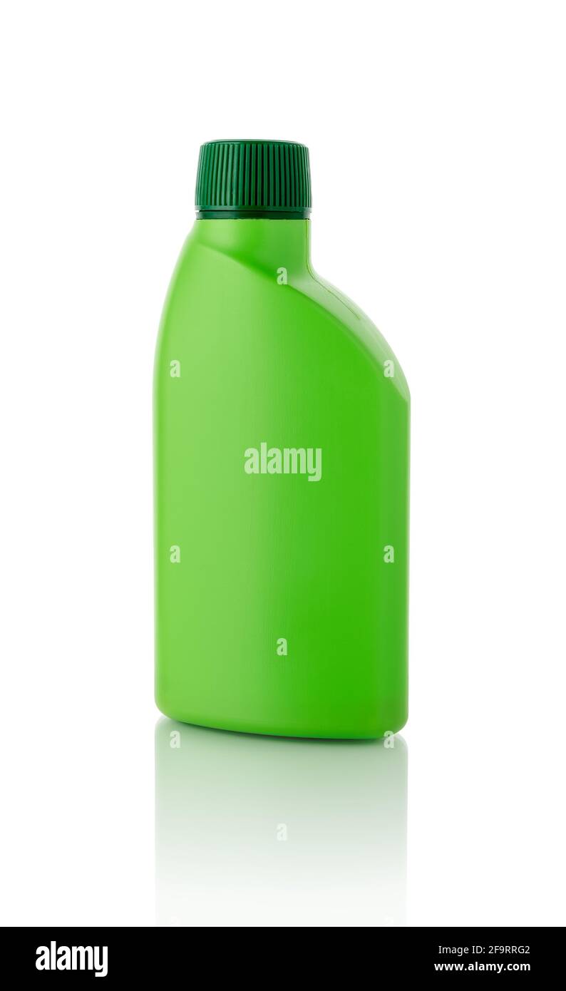 Flüssiger Dünger in einer grünen Plastikflasche mit isolierter Kappe auf weißem Hintergrund. Unbeschrifteter Behälter mit mineralischem oder organischem Dünger. Stockfoto