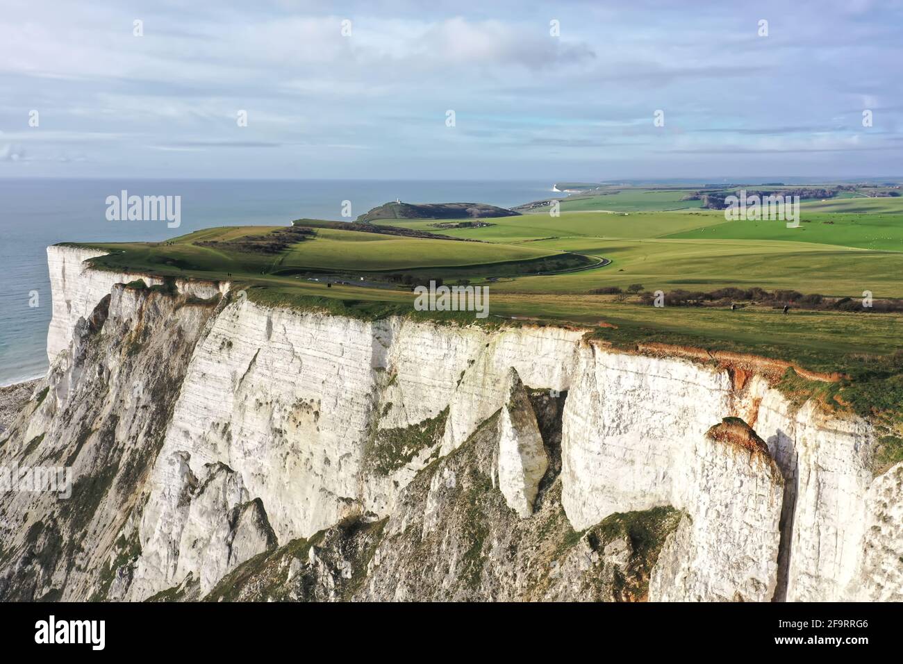 Blick auf die Strandklippen, die die Erosion zeigen, ein wunderschönes Foto von einer Drohne am Rand der Klippen, die bereit sind zu fallen und die Gefahr zu zeigen Stockfoto
