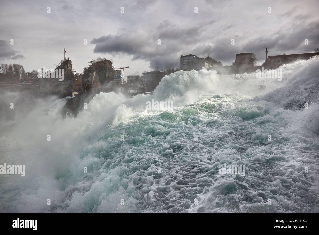 Rheinfall Wasserfall in der Schweiz, kraftvolle Strömung in Zeitlupe Stockfoto