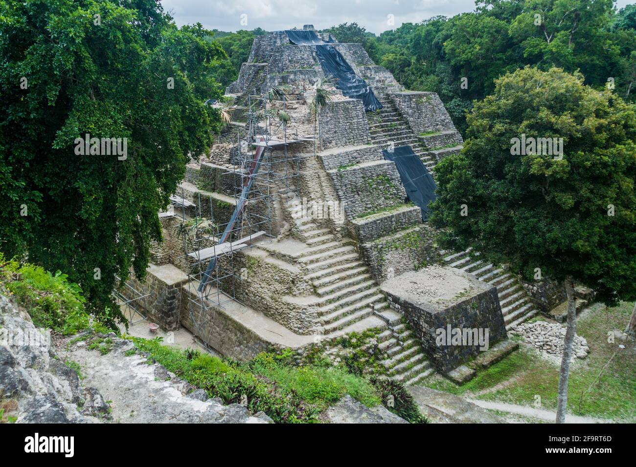 Ruinen der nördlichen Akropolis an der archäologischen Stätte Yaxha, Guatemala Stockfoto