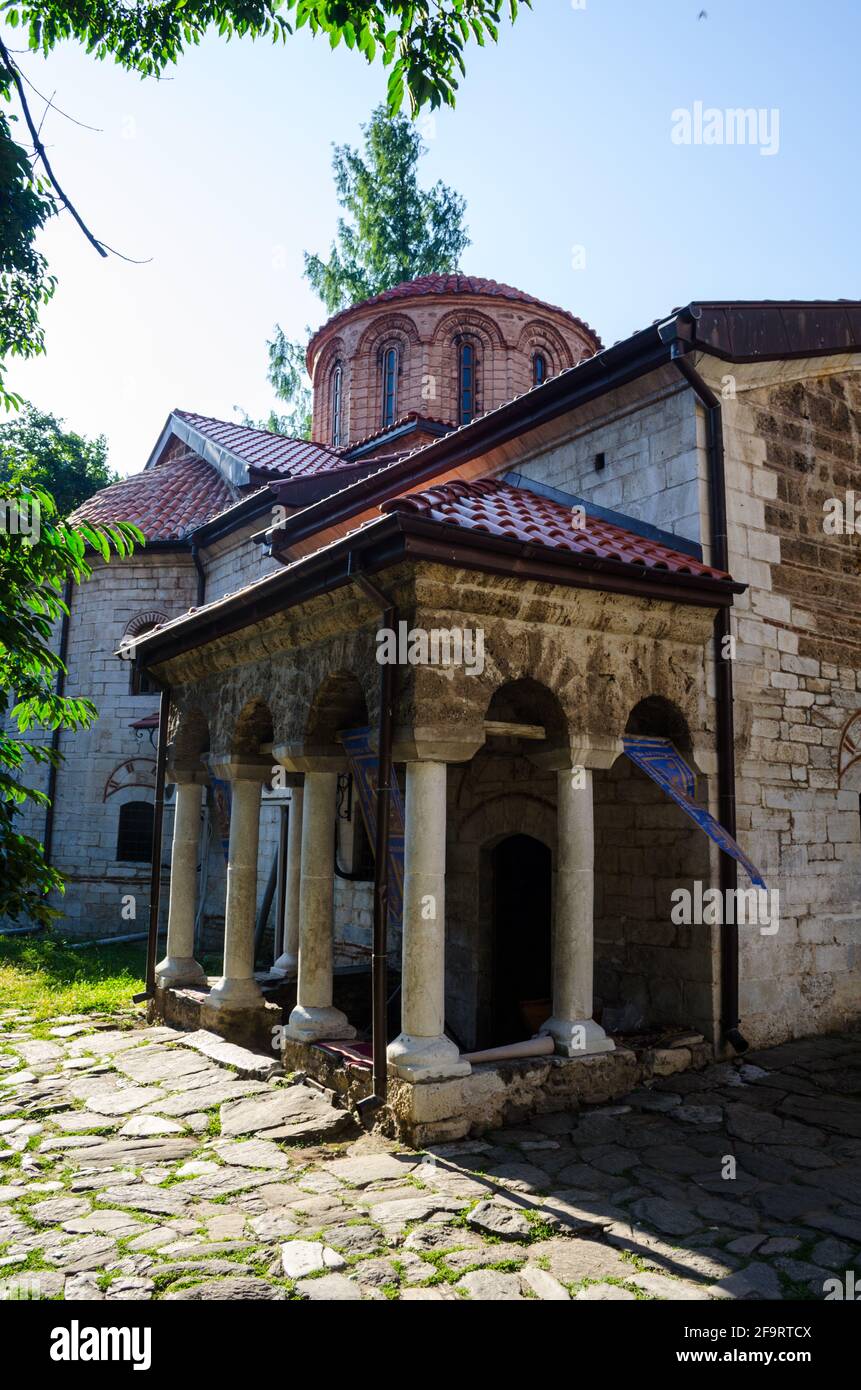 Das Bachkovo Kloster in den Rhodopen ist ein schönes orthodoxes religiöses Gebäude. Stockfoto
