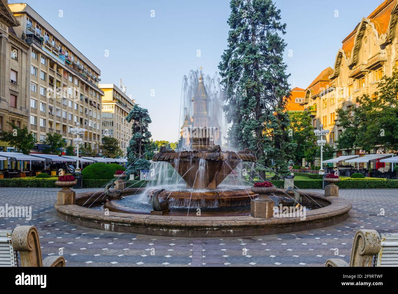 Brunnen in der Mitte des Siegesplatzes - piata victoriei - in rumänischer timisoara während des Aufstiegs Stockfoto