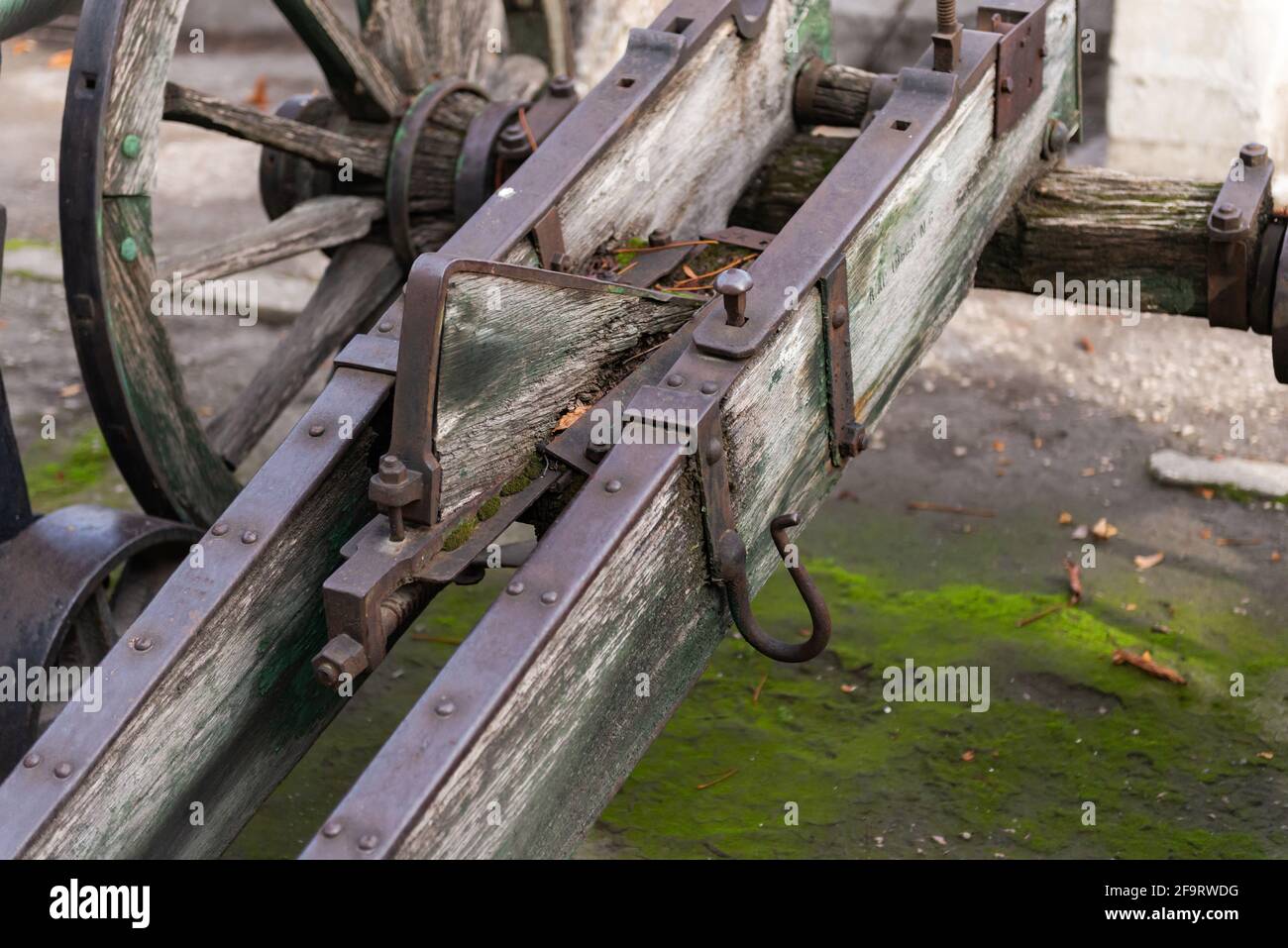 Alter Feldgewehrwagen. Im 18. Jahrhundert befand sich auf diesem Wagen eine Kanone. Das Eisen ist gut erhalten, das Holz ist in schlechtem Zustand. Stockfoto