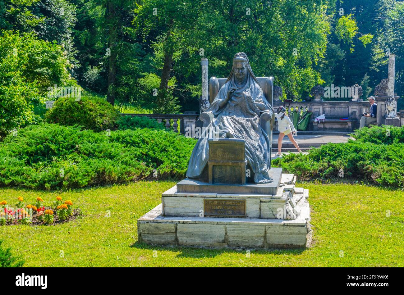 Carmen Silva Statue in der Nähe von schloss peles, sinaia, Rumänien. Königin Elisabeth von Rumänien berühmter Dichter, der über Carmen Sylva Pseudonym schreibt. Stockfoto