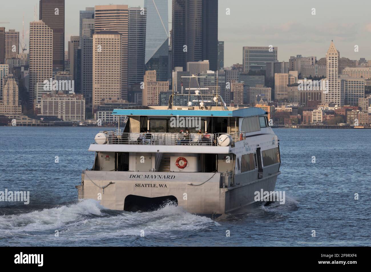 Die MV Doc Maynard Passagierfähre fährt am Montag, den 19. April 2021, vom Seacrest Dock in West Seattle in die Innenstadt von Seattle ab. Stockfoto