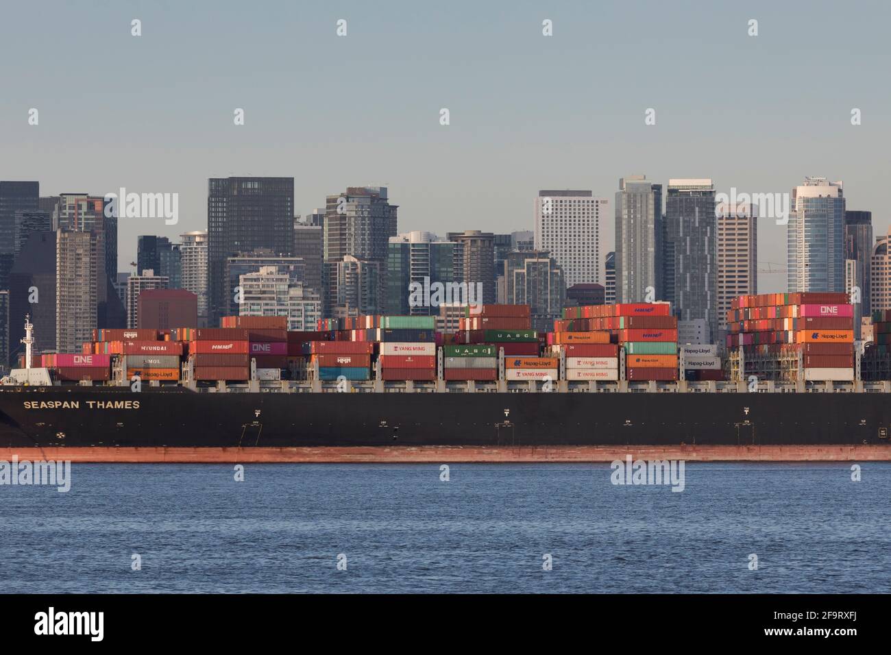 Das Containerschiff Seaspan Thames wartet am Montag, den 19. April 2021, in der Elliott Bay im Hafen von Seattle auf die Entladung. Stockfoto