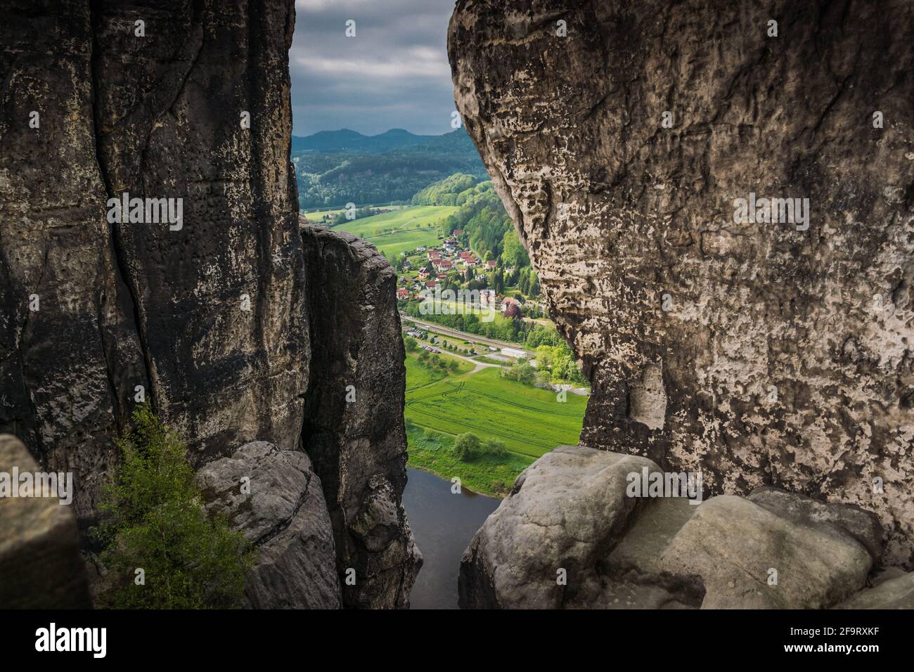 Die Bastei ist eine Felsformation, die über der Elbe im Elbsandsteingebirge in Deutschland, Dreden, Sachsen, ragt Stockfoto