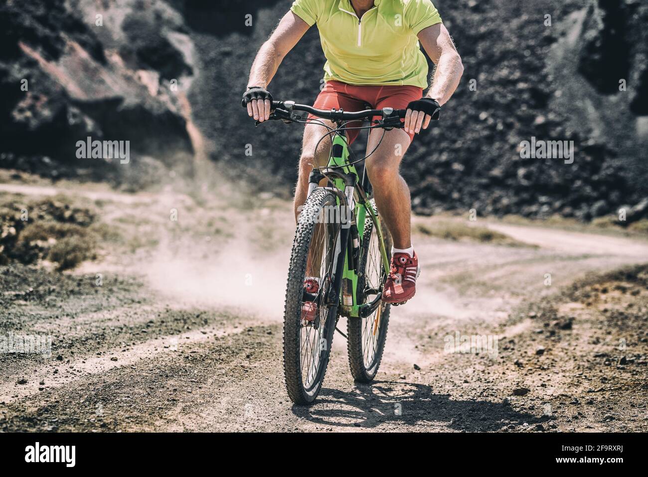 Mountainbike MTB Bike Sportler Mann in der Berglandschaft springen Fahrrad  fahren. Professionelle Fahrrad Fahrer Körper Crop Training im Freien. Sport  und Stockfotografie - Alamy