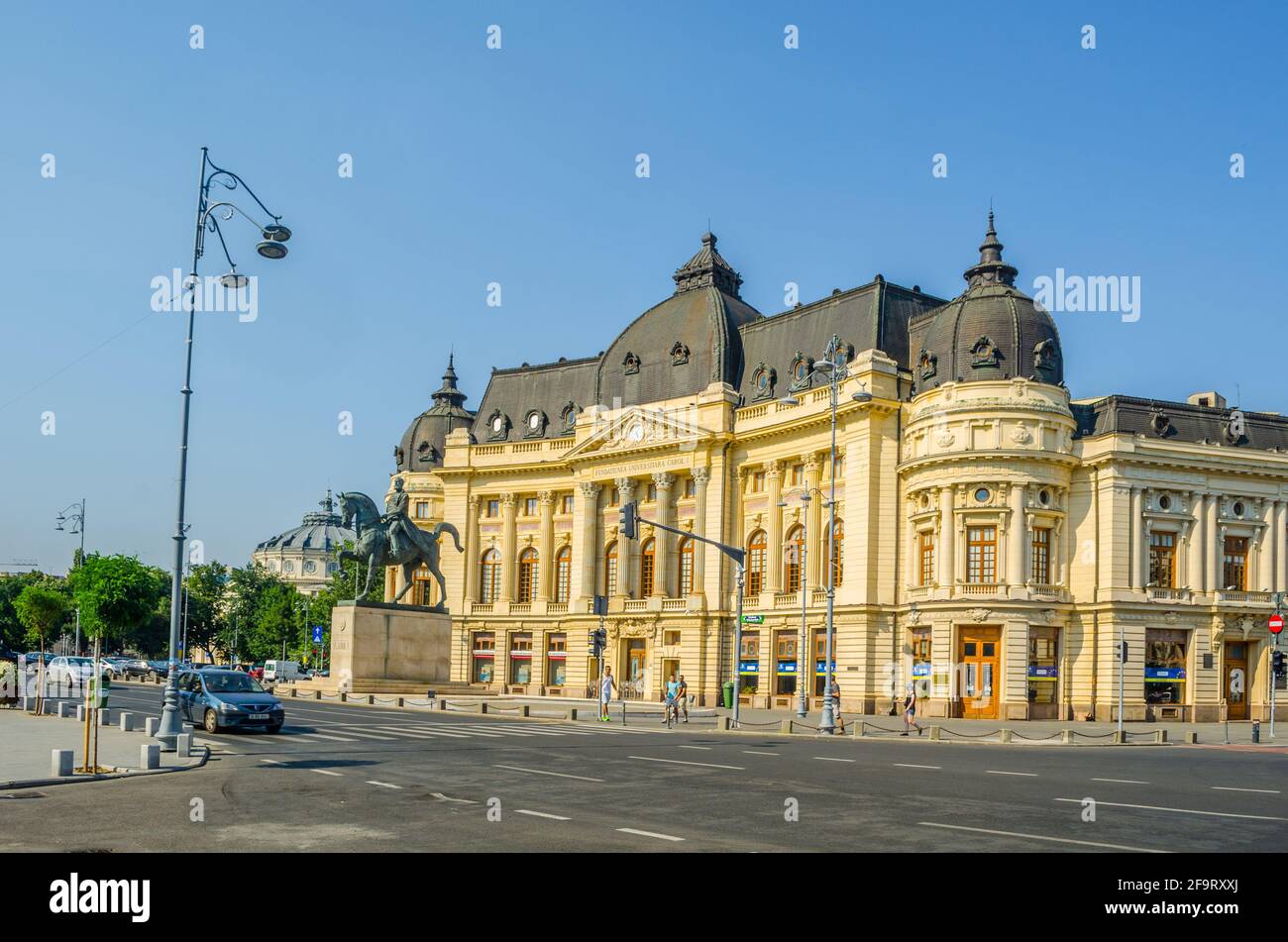 Die alte Zentraluniversitätbibliothek in Bukarest befindet sich in der 'Calea Victoriei' Avenue in der Nähe des Konstitutionsplatzes. Stockfoto