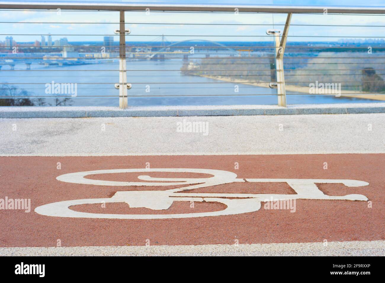 Fahrradweg Schild auf der Fußgängerbrücke in Kiew, Ukraine Stockfoto